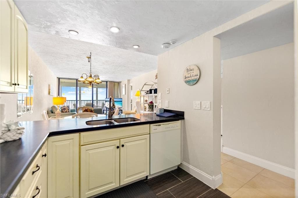 6400 Estero BLVD 301-9