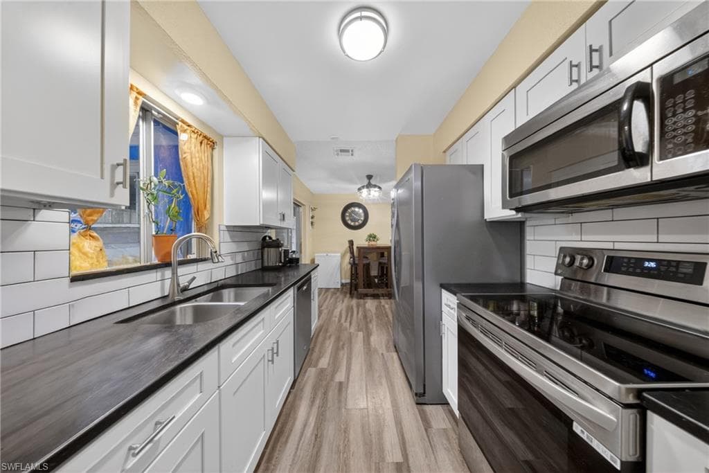 208 Redcliff AVE-6