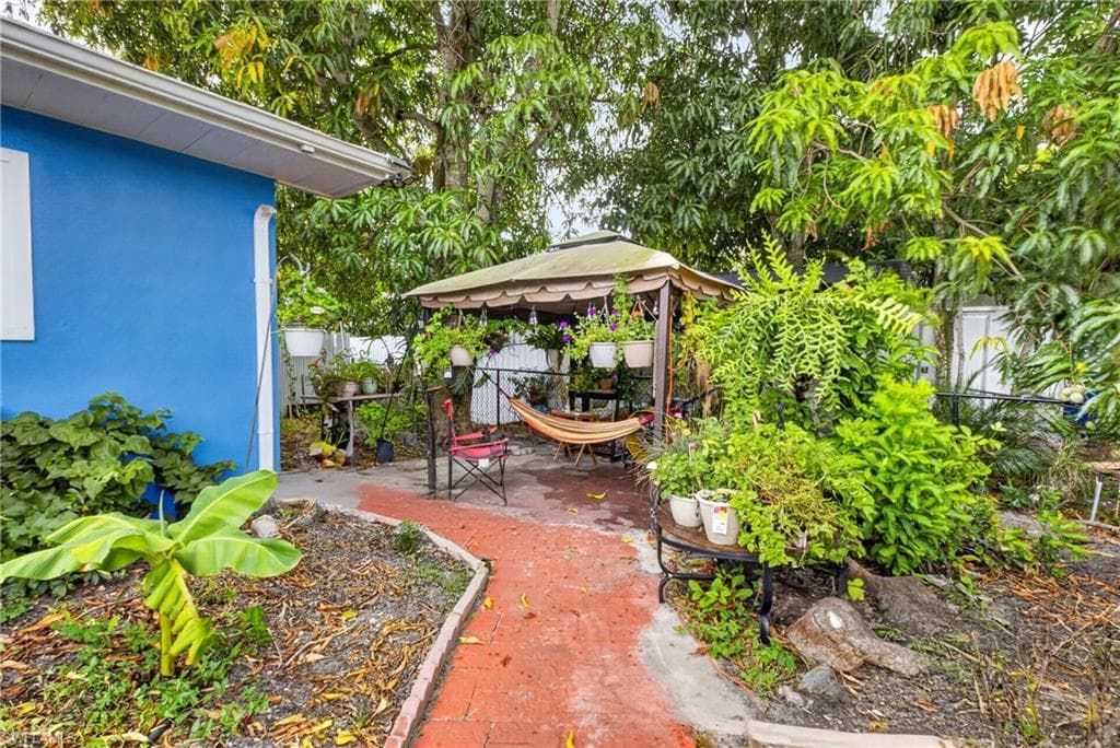 208 Redcliff AVE-17