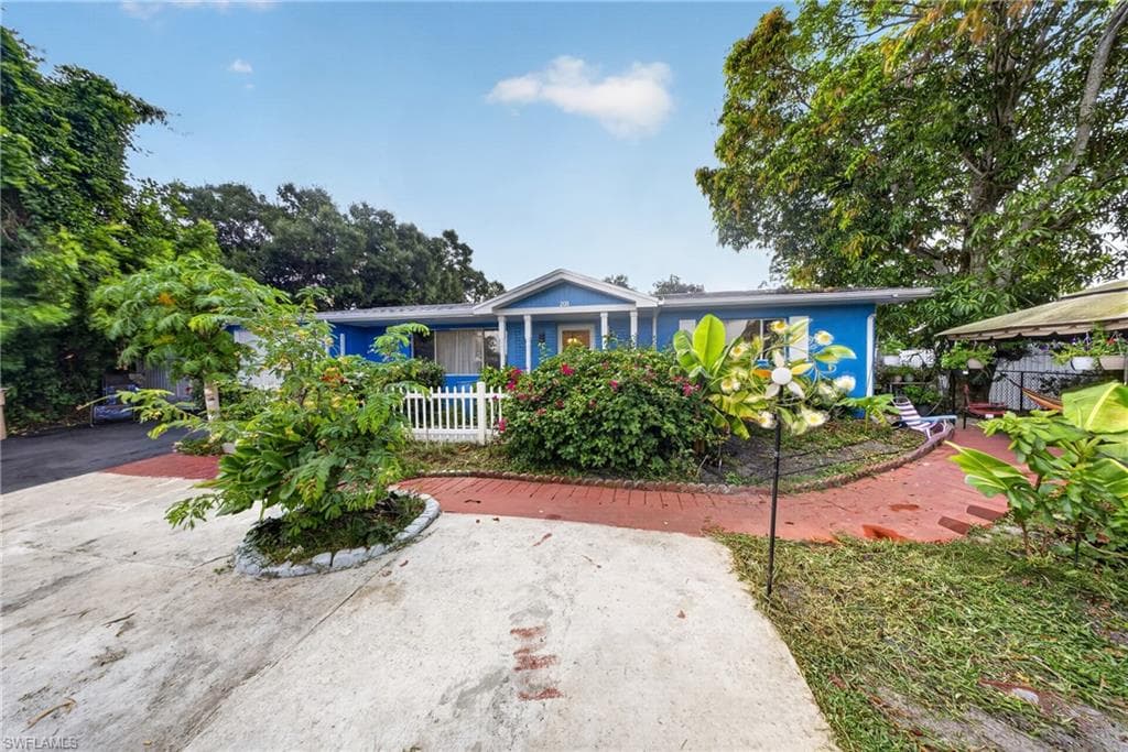 208 Redcliff AVE-3