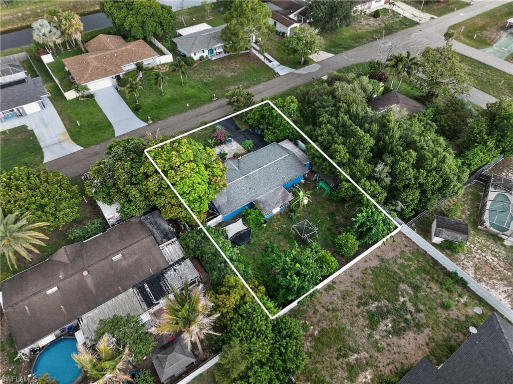 208 Redcliff AVE-18