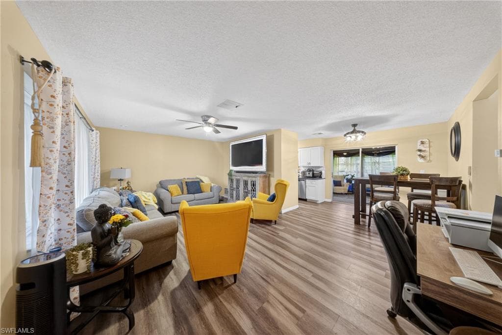 208 Redcliff AVE-4
