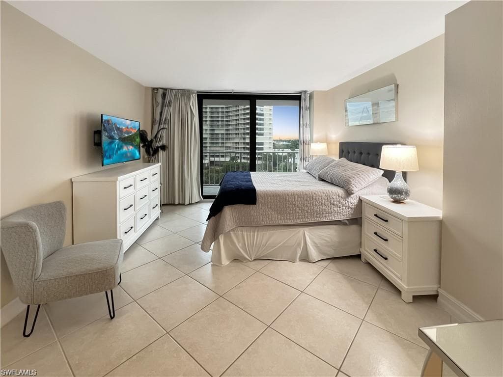 320 Seaview CT 608-12