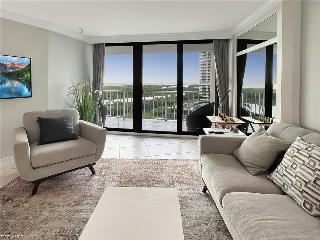 320 Seaview CT 608-3