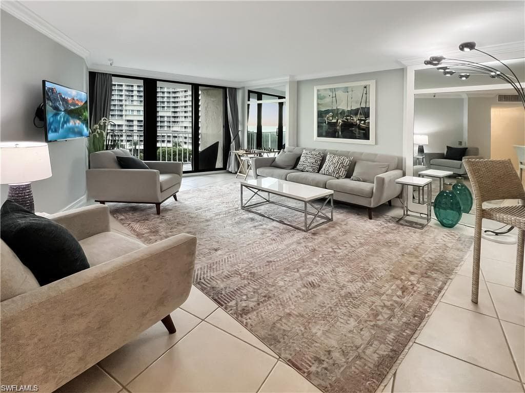 320 Seaview CT 608-5