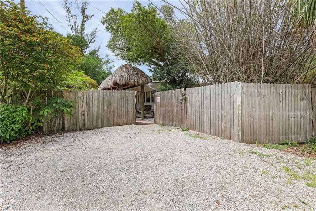 7697 Beach Daisy LN-27