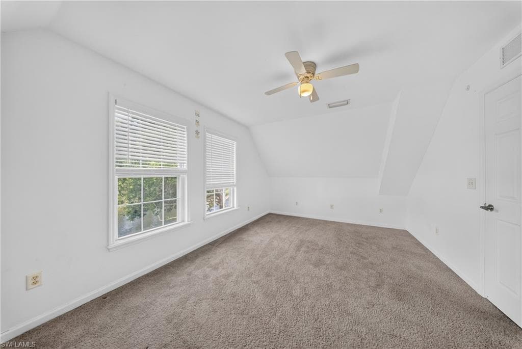 250 Leawood CIR-17