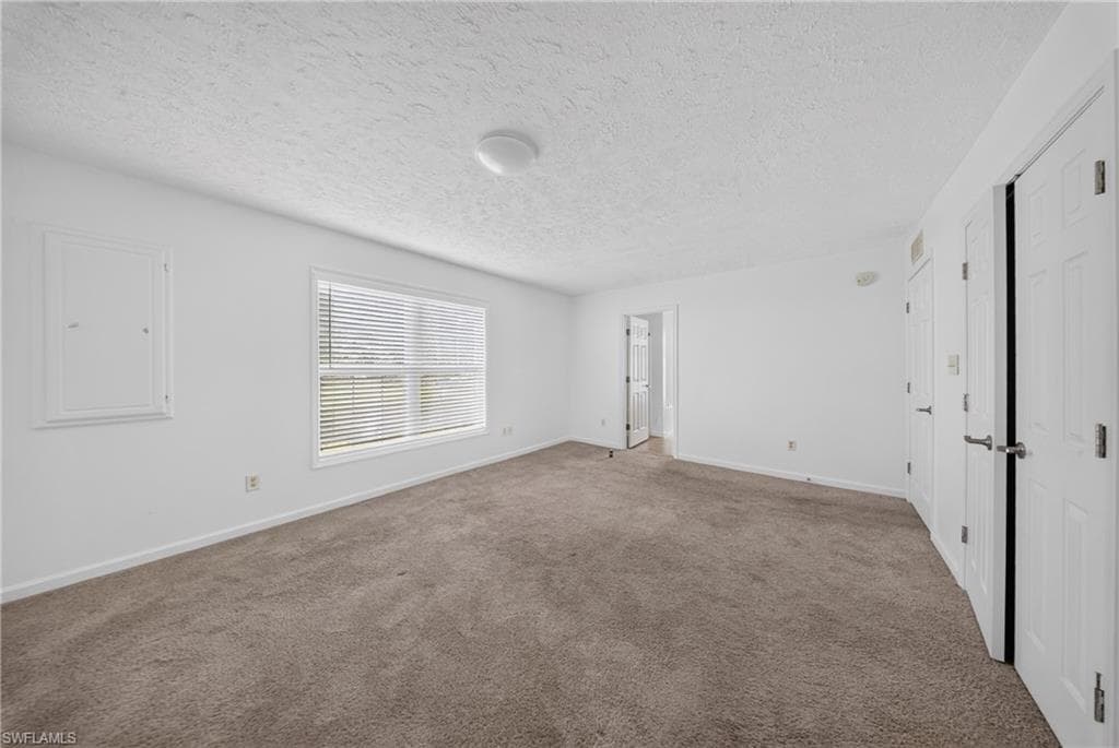250 Leawood CIR-16