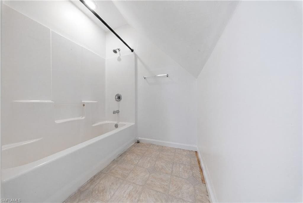 250 Leawood CIR-32