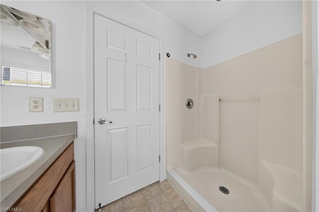 250 Leawood CIR-29