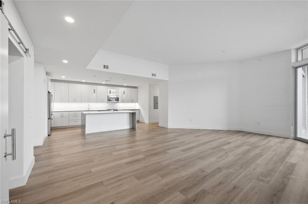 1950 Mayfair ST PH8-8