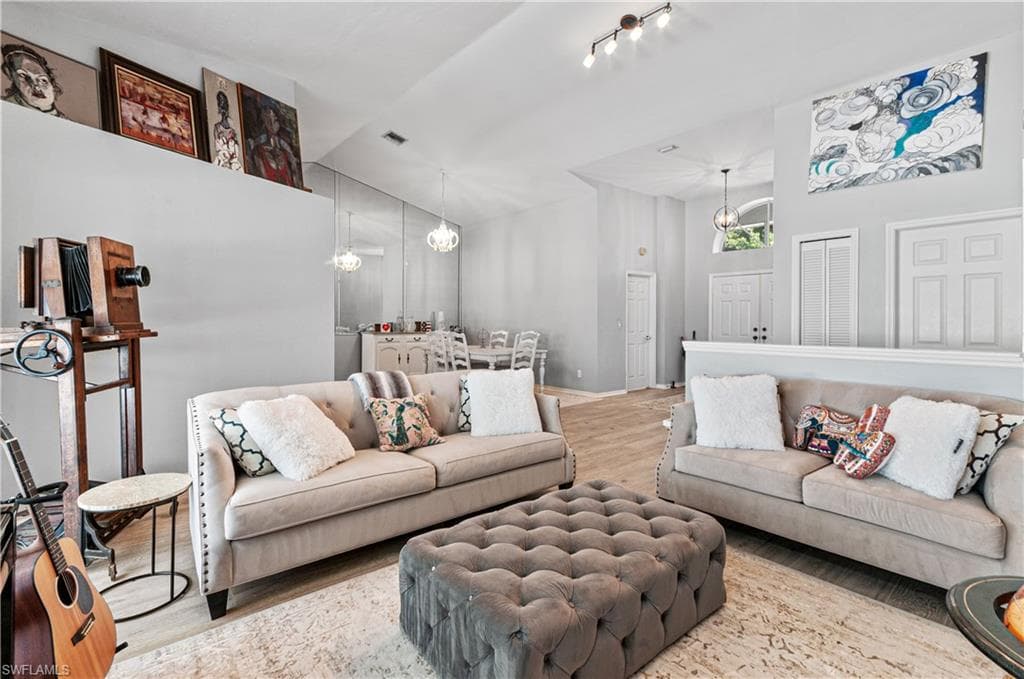 559 Henley DR-6
