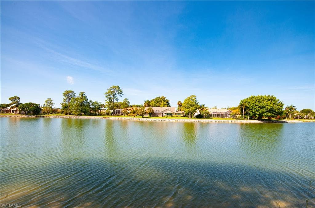 559 Henley DR-42
