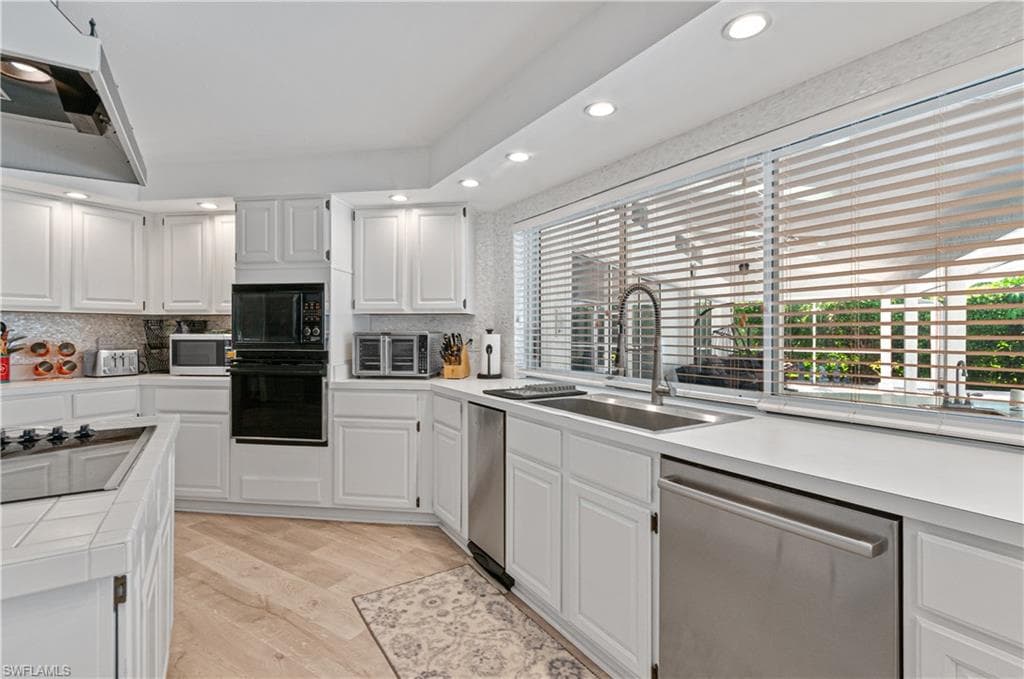 559 Henley DR-17