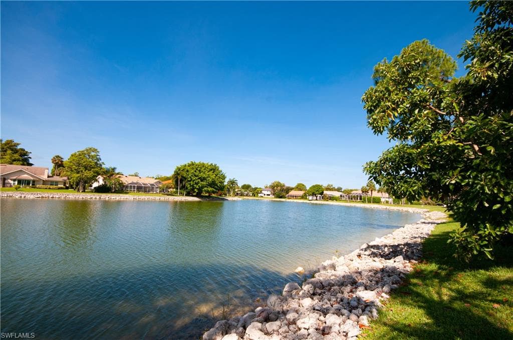 559 Henley DR-43
