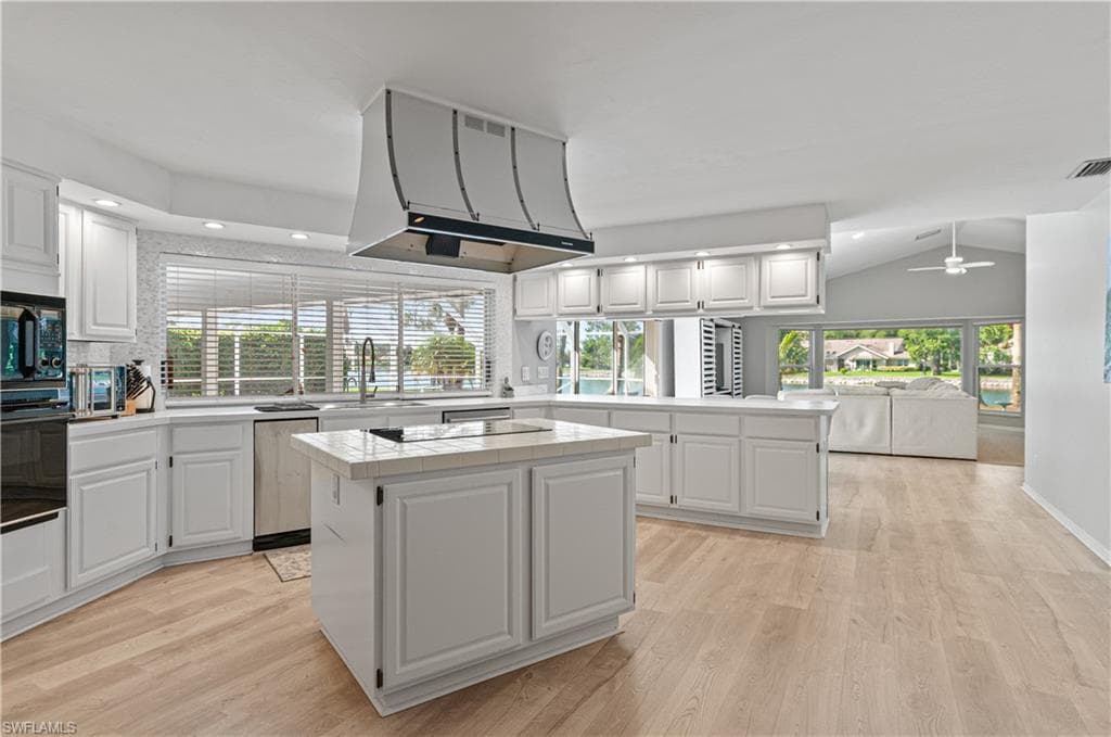 559 Henley DR-16