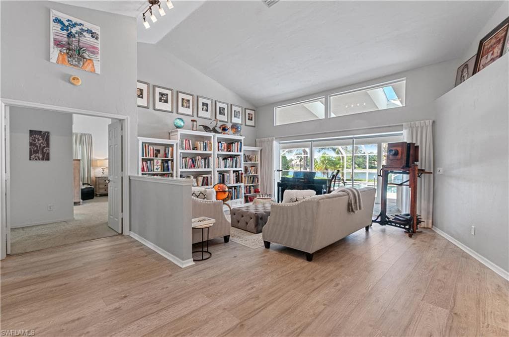 559 Henley DR-5