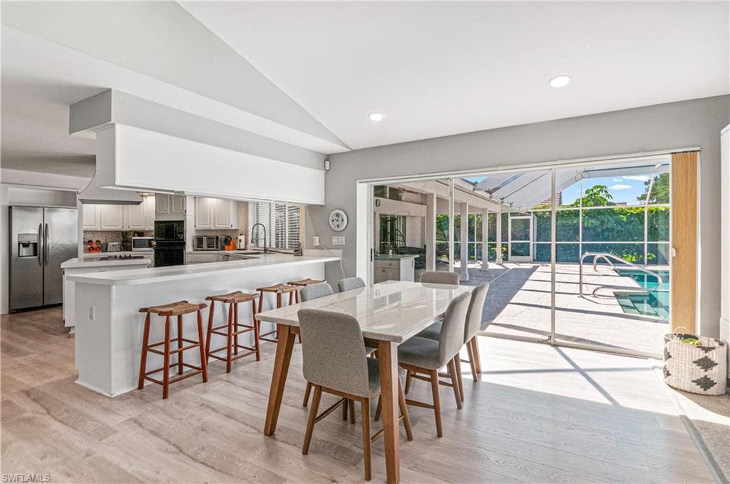 559 Henley DR-20