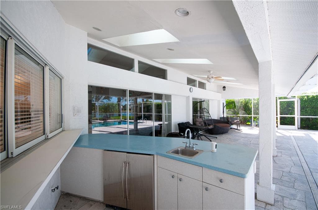 559 Henley DR-34