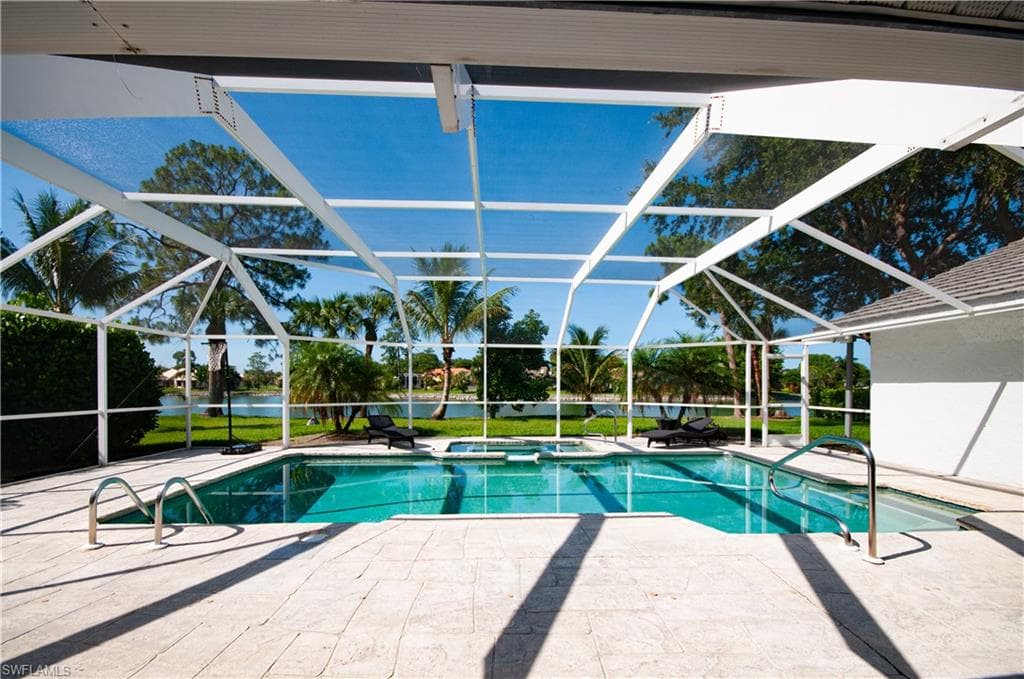559 Henley DR-38