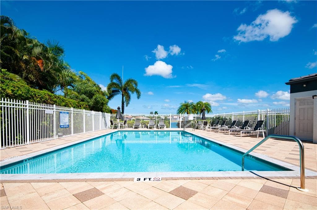 559 Henley DR-49