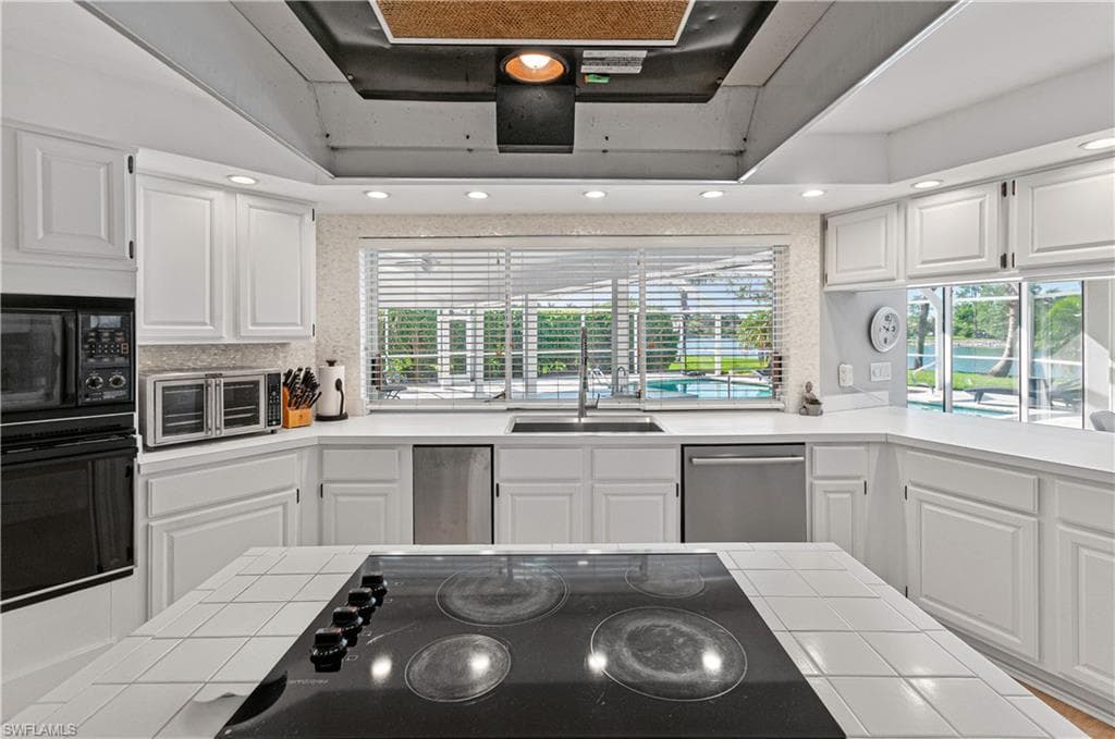559 Henley DR-18