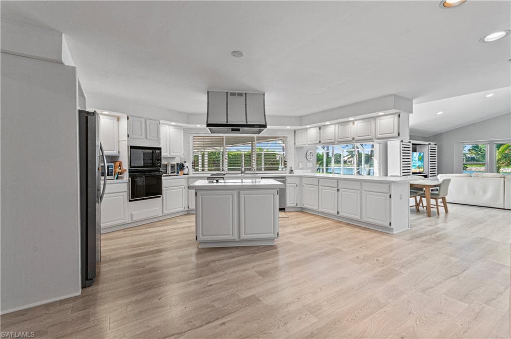 559 Henley DR-15