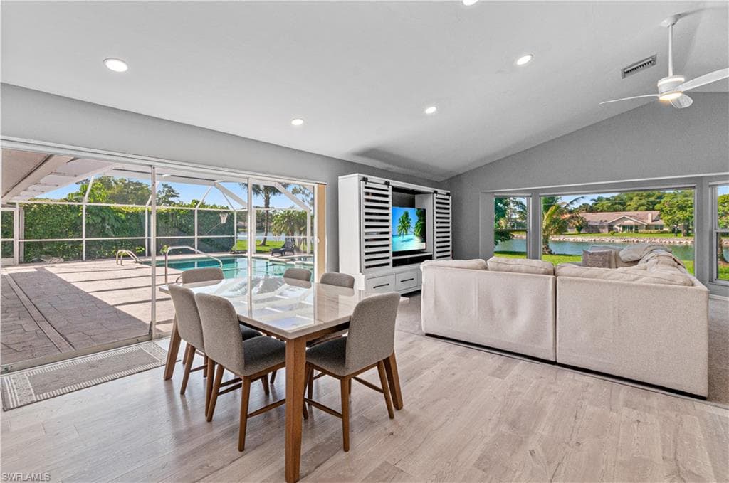 559 Henley DR-19