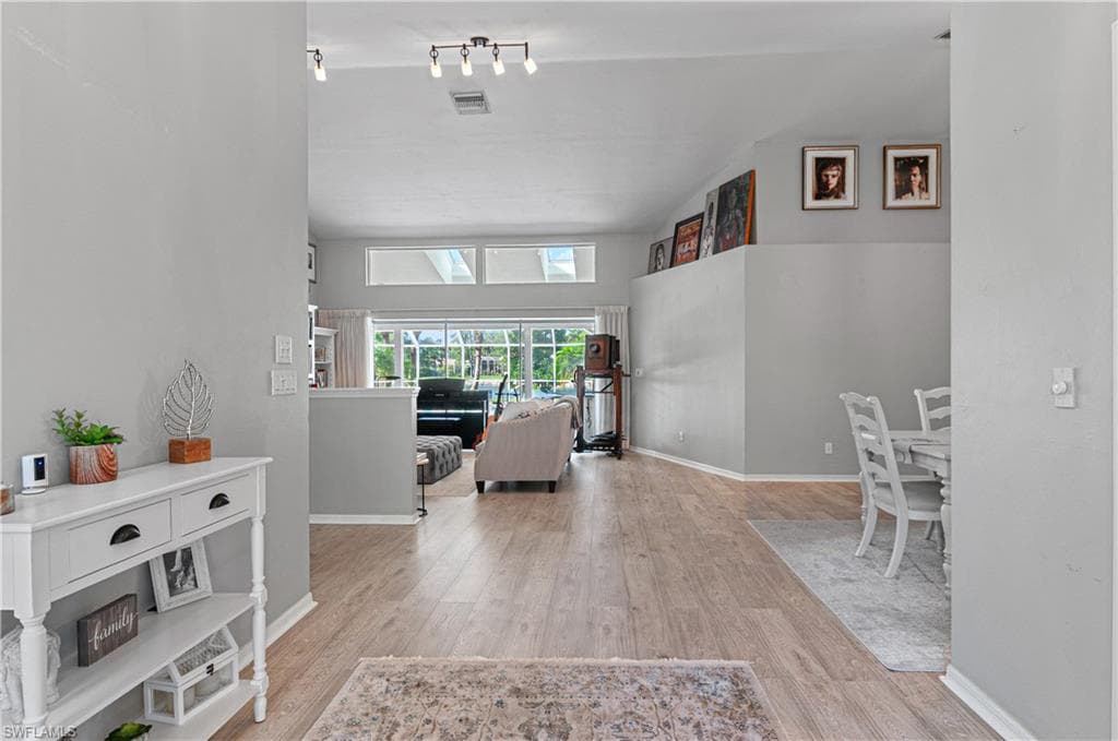 559 Henley DR-4