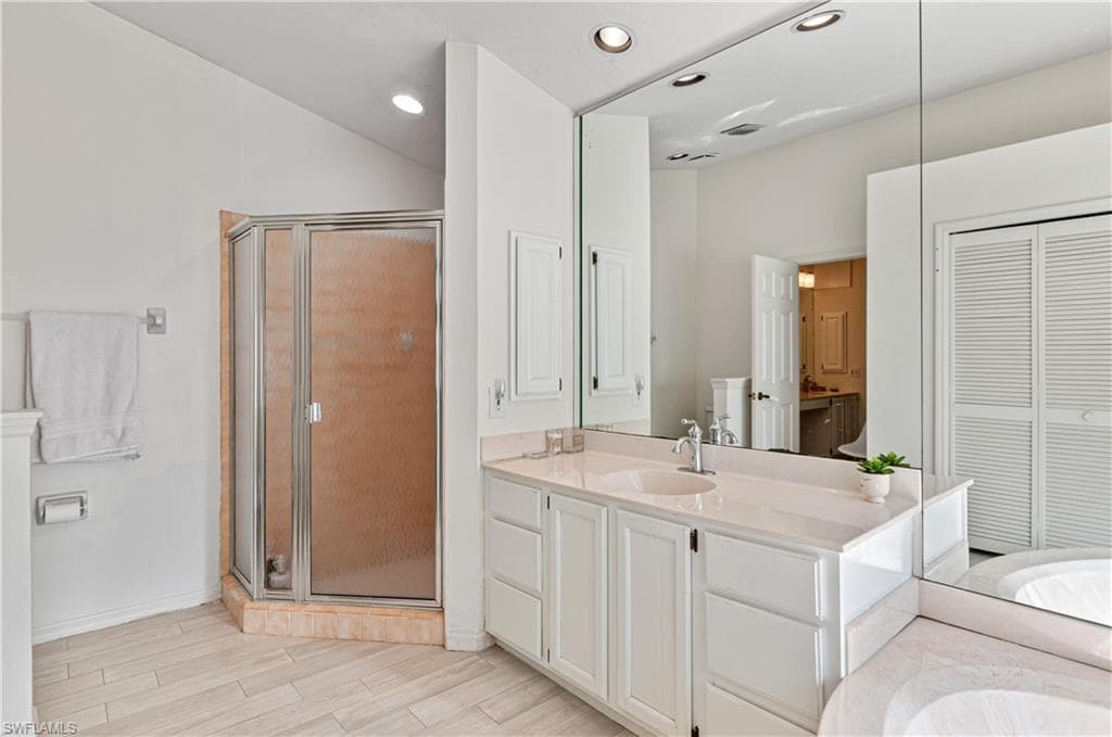 559 Henley DR-25