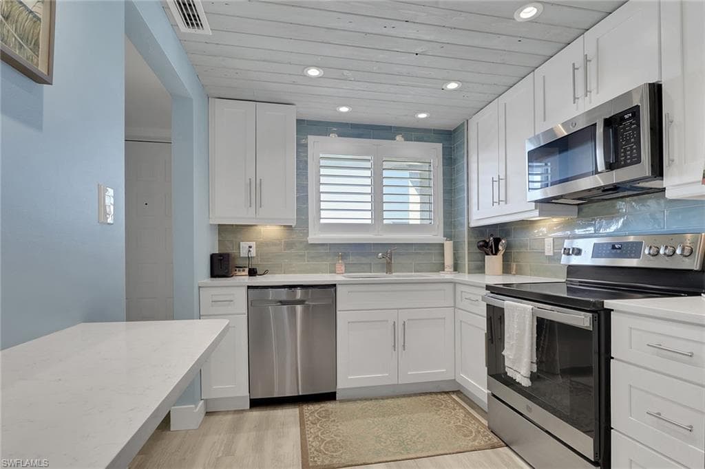 2121 Collier AVE 508-3
