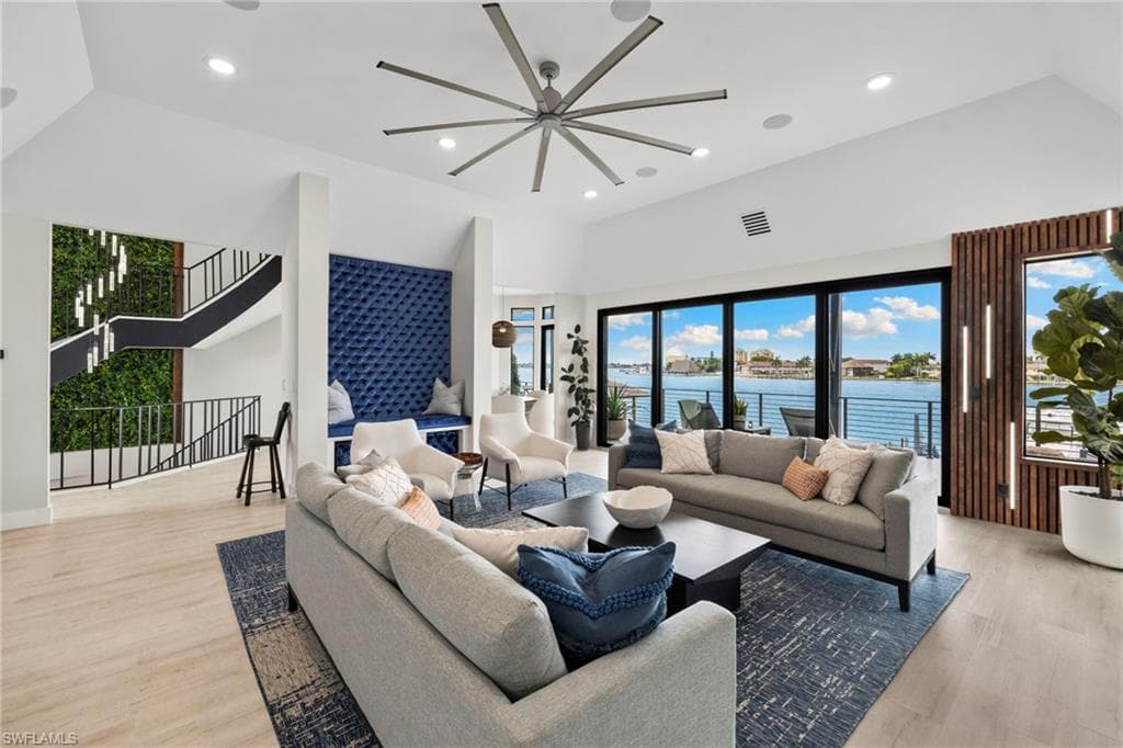 18 Pelican ST E-12