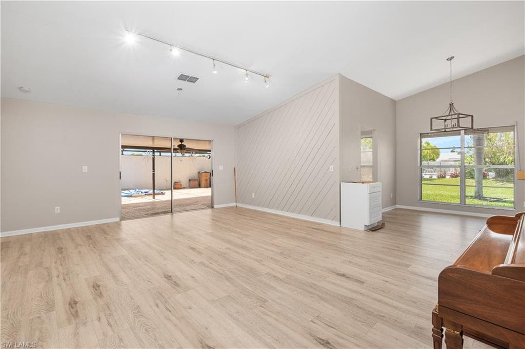 9749 Maplecrest CIR-9