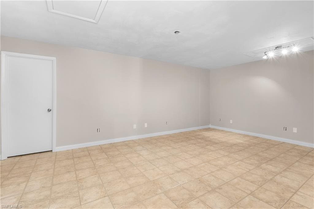 9749 Maplecrest CIR-11