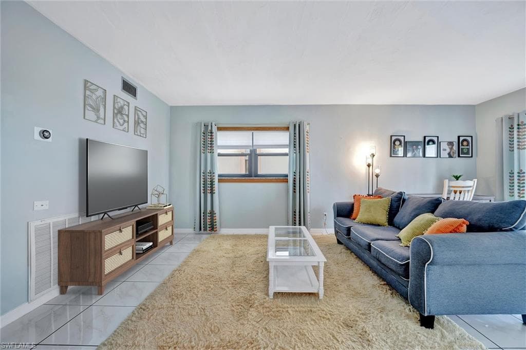 1901 Clifford ST 1001-25