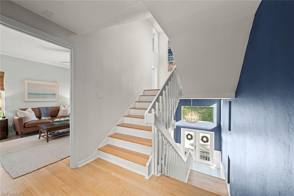 1048 Kings Crown DR-6