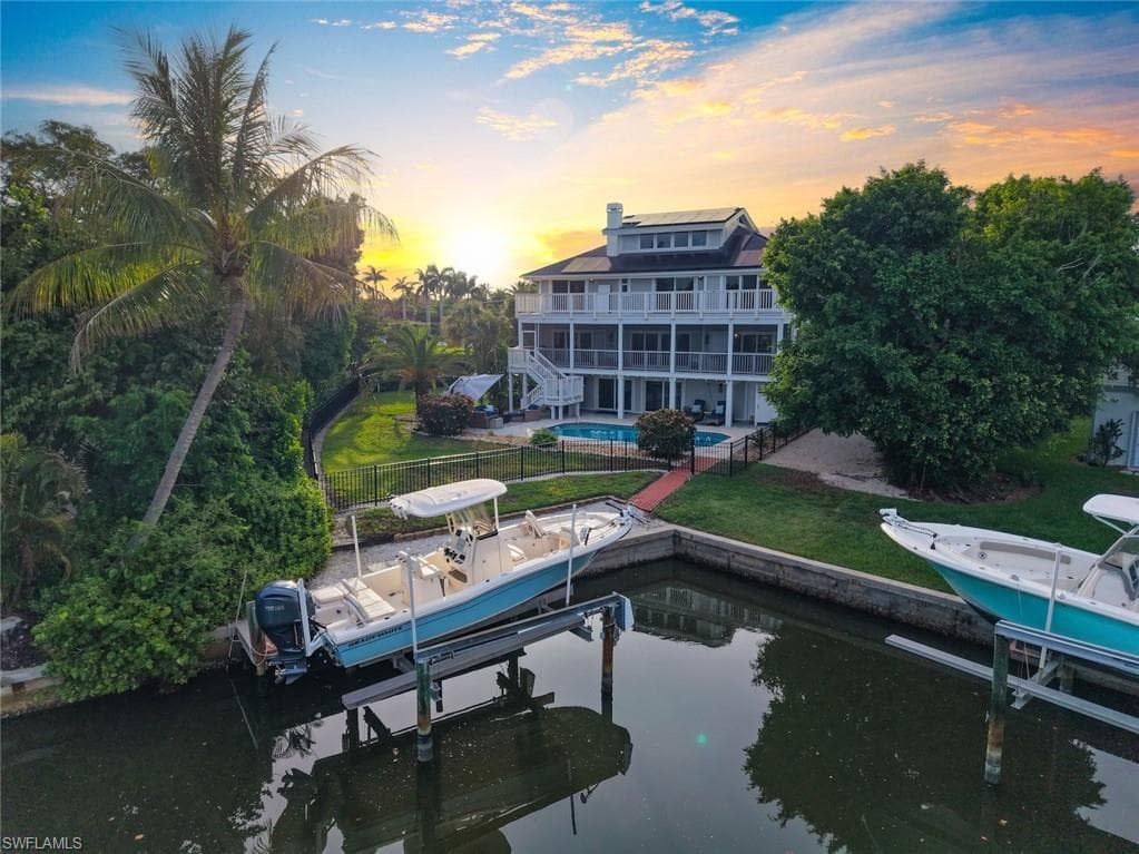 1048 Kings Crown DR-46