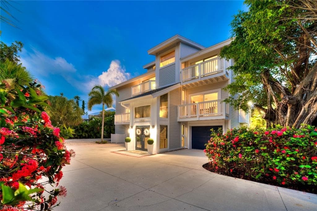 1048 Kings Crown DR-43
