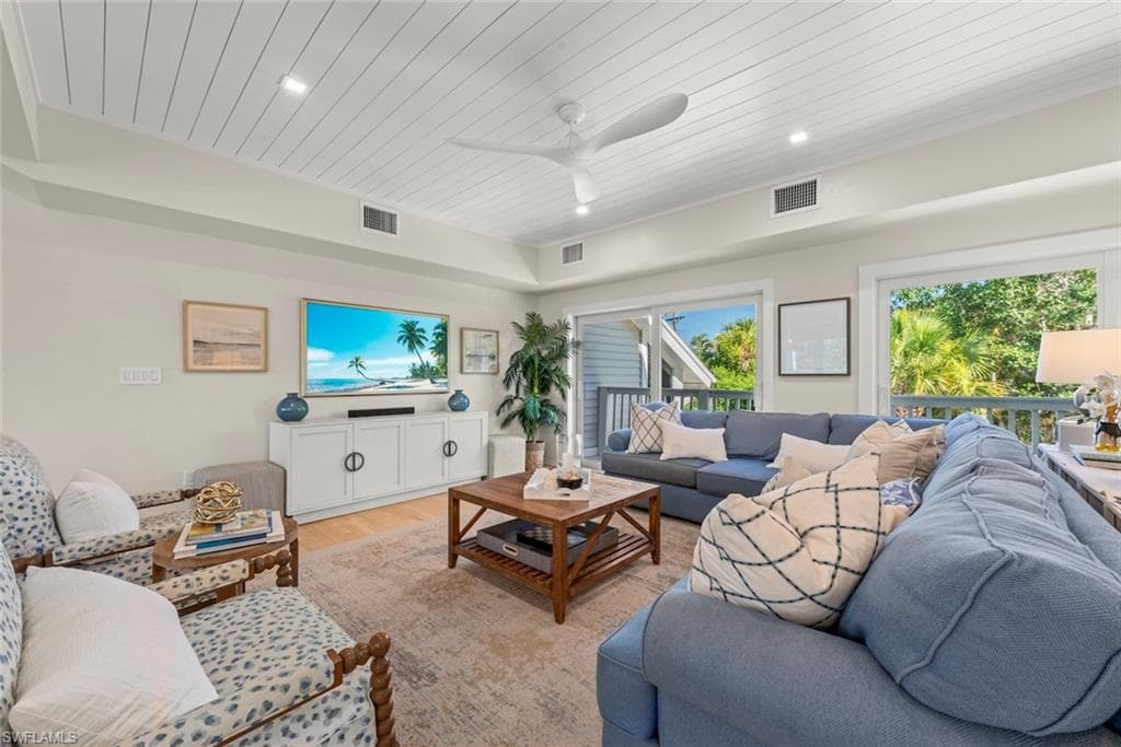 1048 Kings Crown DR-18