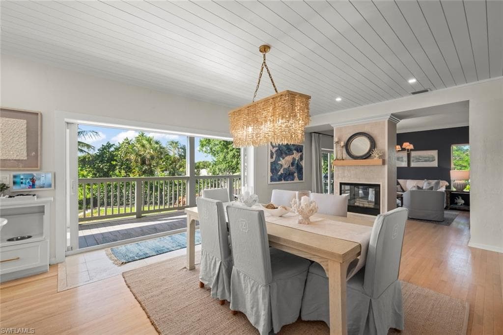 1048 Kings Crown DR-8