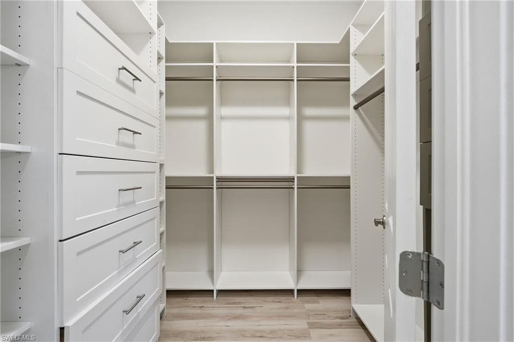 10240 Avonleigh DR-32