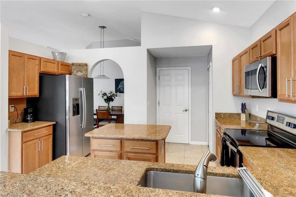 6773 Southern Oak CT-14