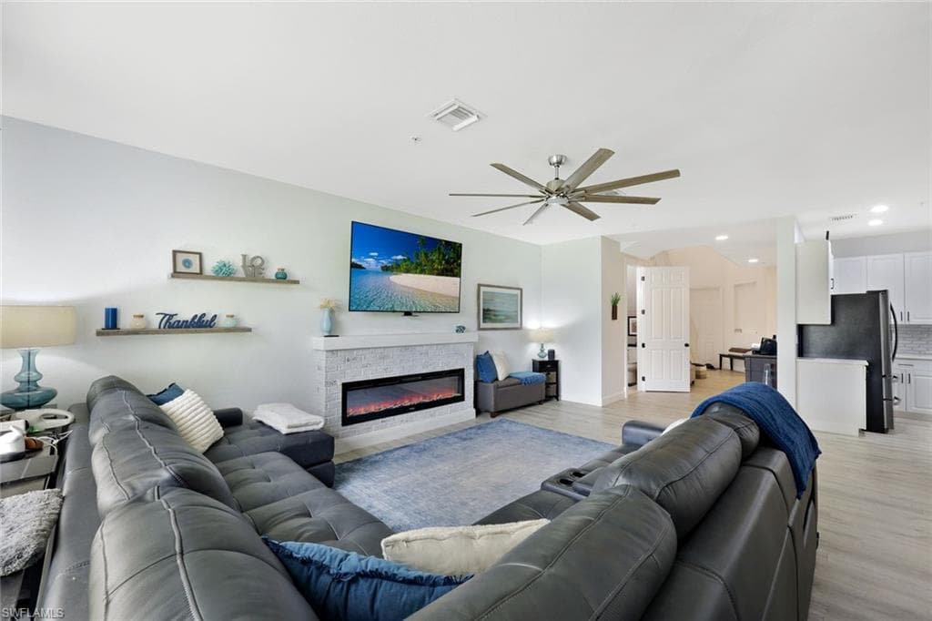 1430 Mariposa CIR 102-5