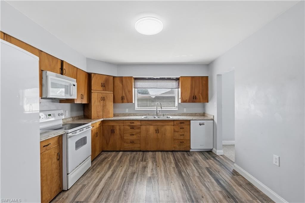 4220 Deleon ST-10