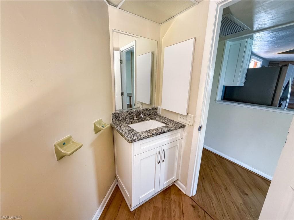 323 Dania ST-22