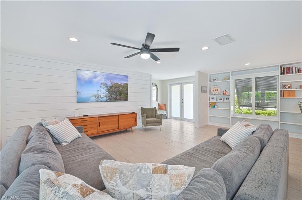 8719 Crest LN-14