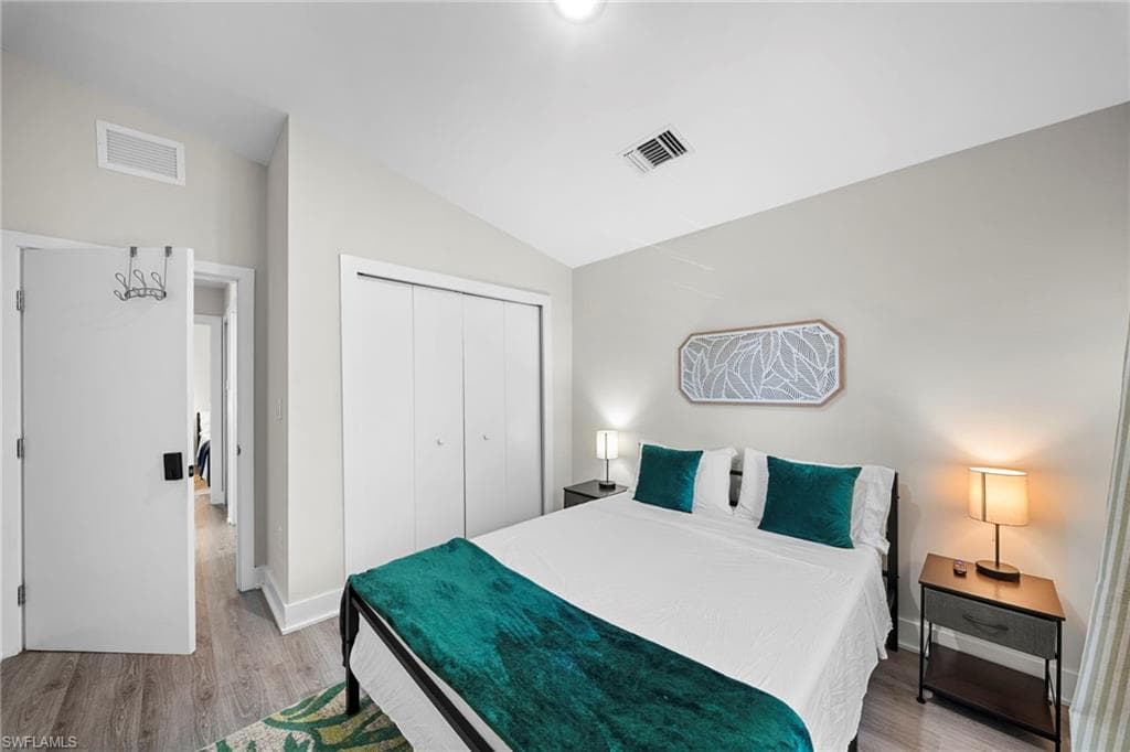 3260 Woodside AVE-18