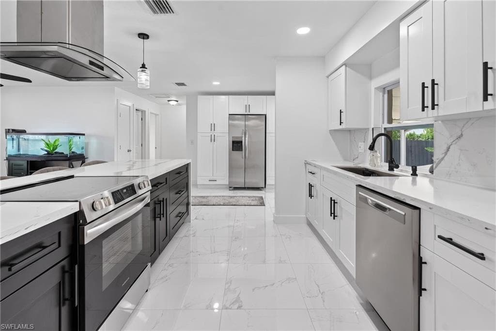 6055 Macbeth LN-10