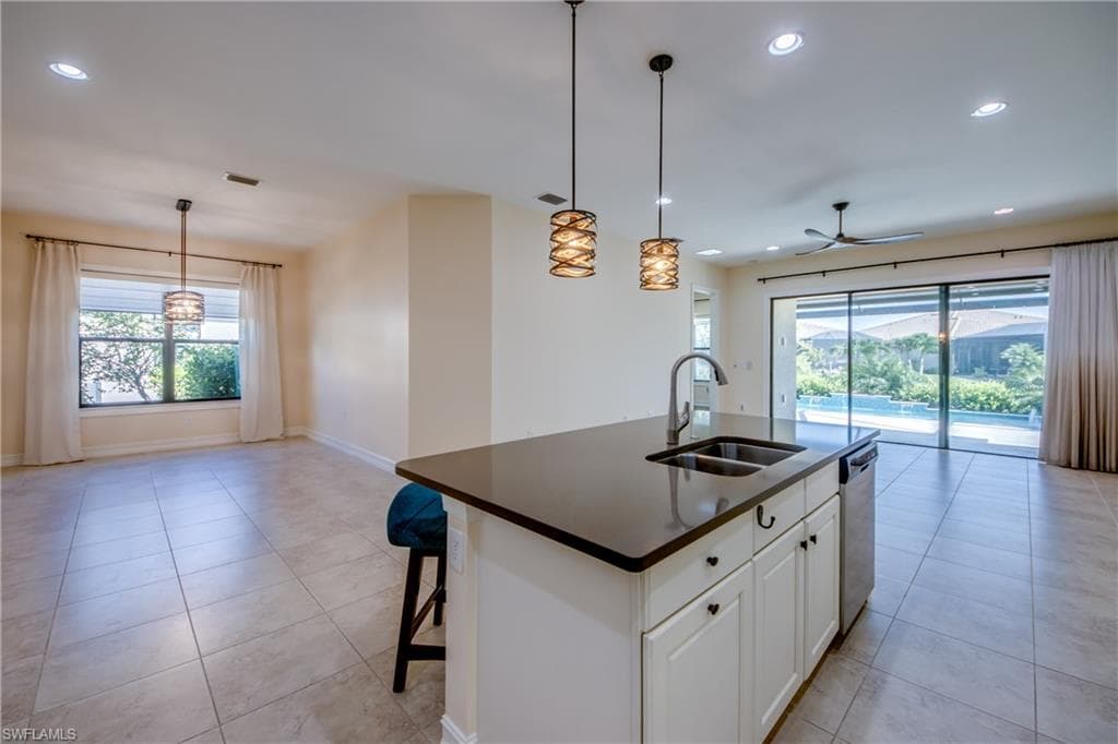 8260 Venetian Pointe DR-18