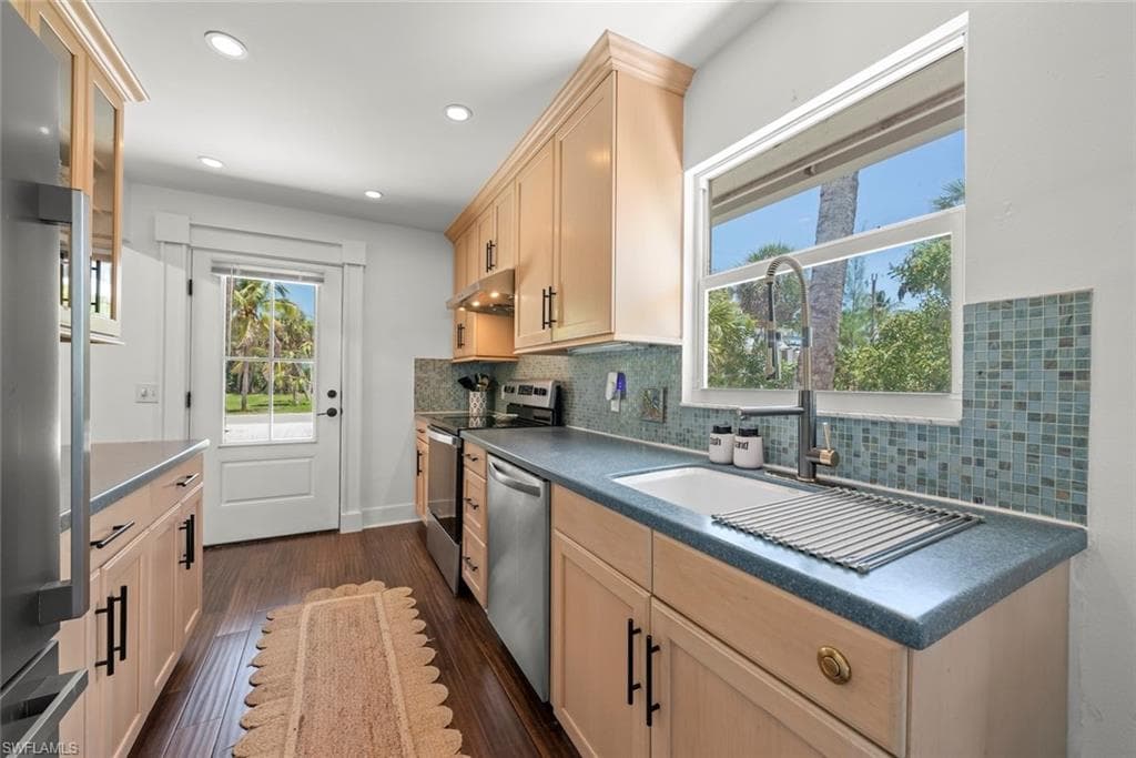 2539 Coconut DR-17